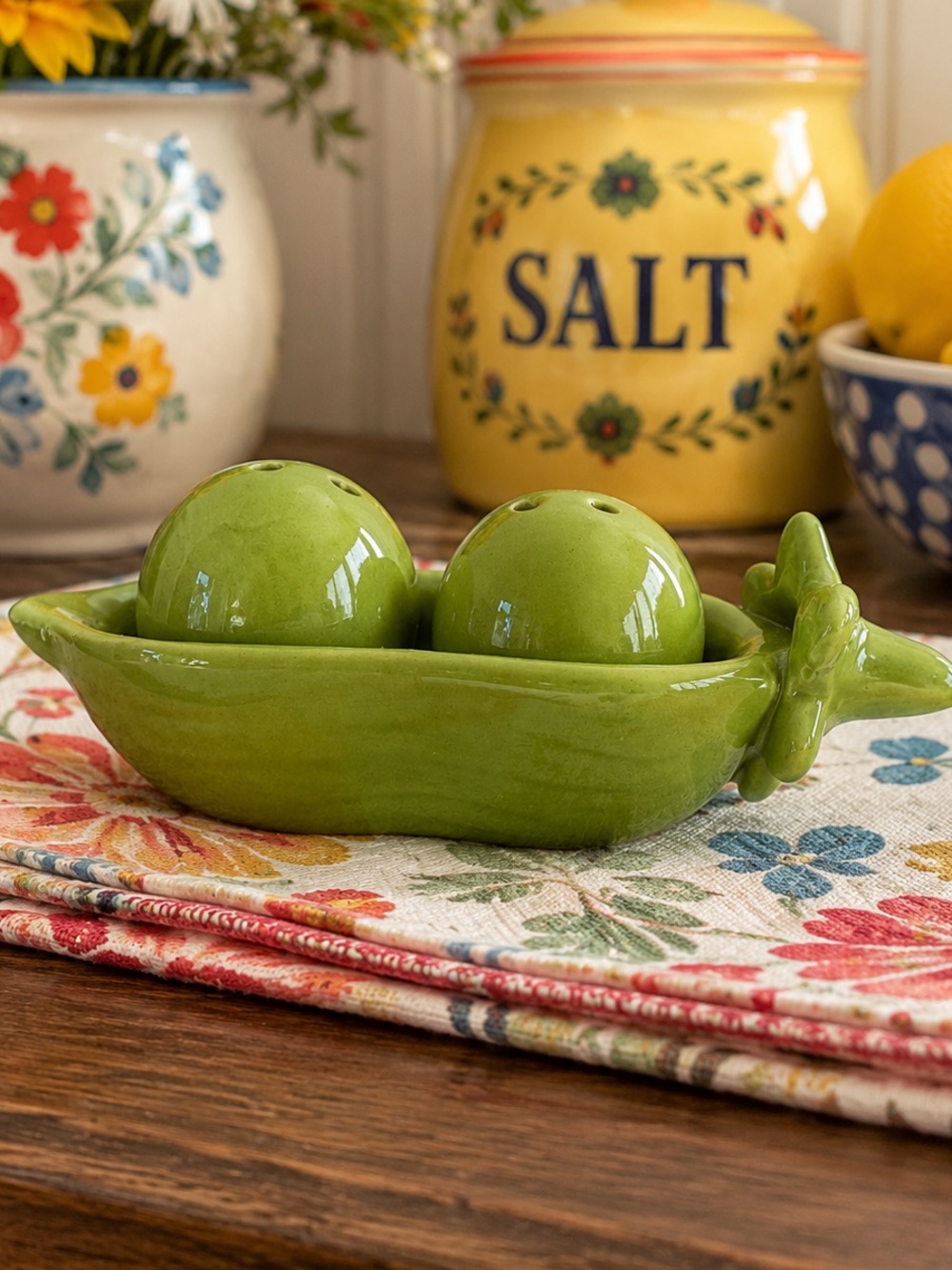 Pier 1 Green Pea Pod Salt & Pepper Shaker Set Ceramic Vegetable Kitchen Decor